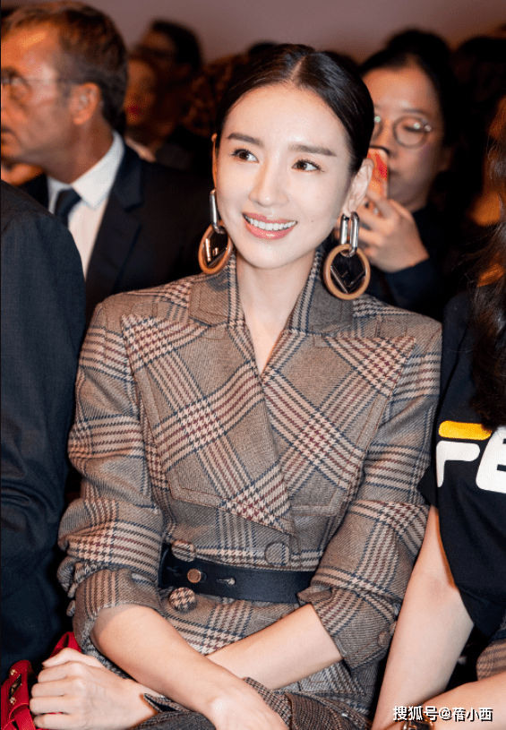 黑色|“董洁”这高级感真让人服气，穿格纹西装，在国外气质都升华了