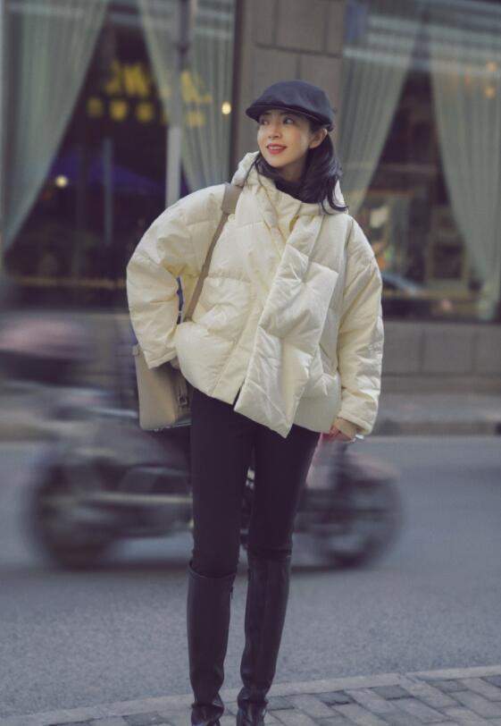 藏蓝色|奔五女人羽绒服别总选黑白灰，显老！多穿这四种颜色，时髦显气质