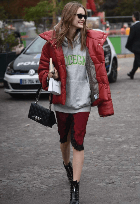 藏蓝色|奔五女人羽绒服别总选黑白灰，显老！多穿这四种颜色，时髦显气质