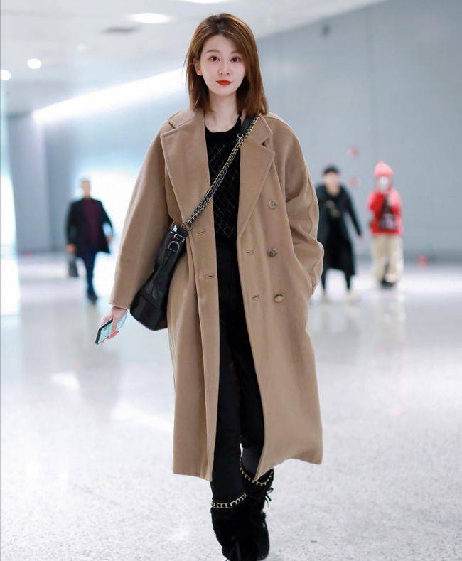 黑色|小姐姐棕色大衣配短发造型,看上去优雅大方
