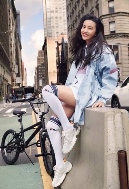 显得|木村光希出门真随性，“老汉衫”配洞洞鞋不修边幅，还没老妈时髦