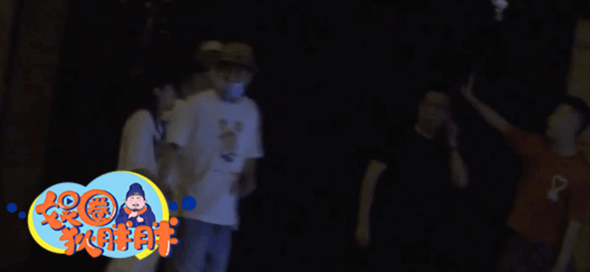 友人|小沈阳夫妇深夜和友人聚餐,结婚17年穿情侣装,仍牵手秀恩爱