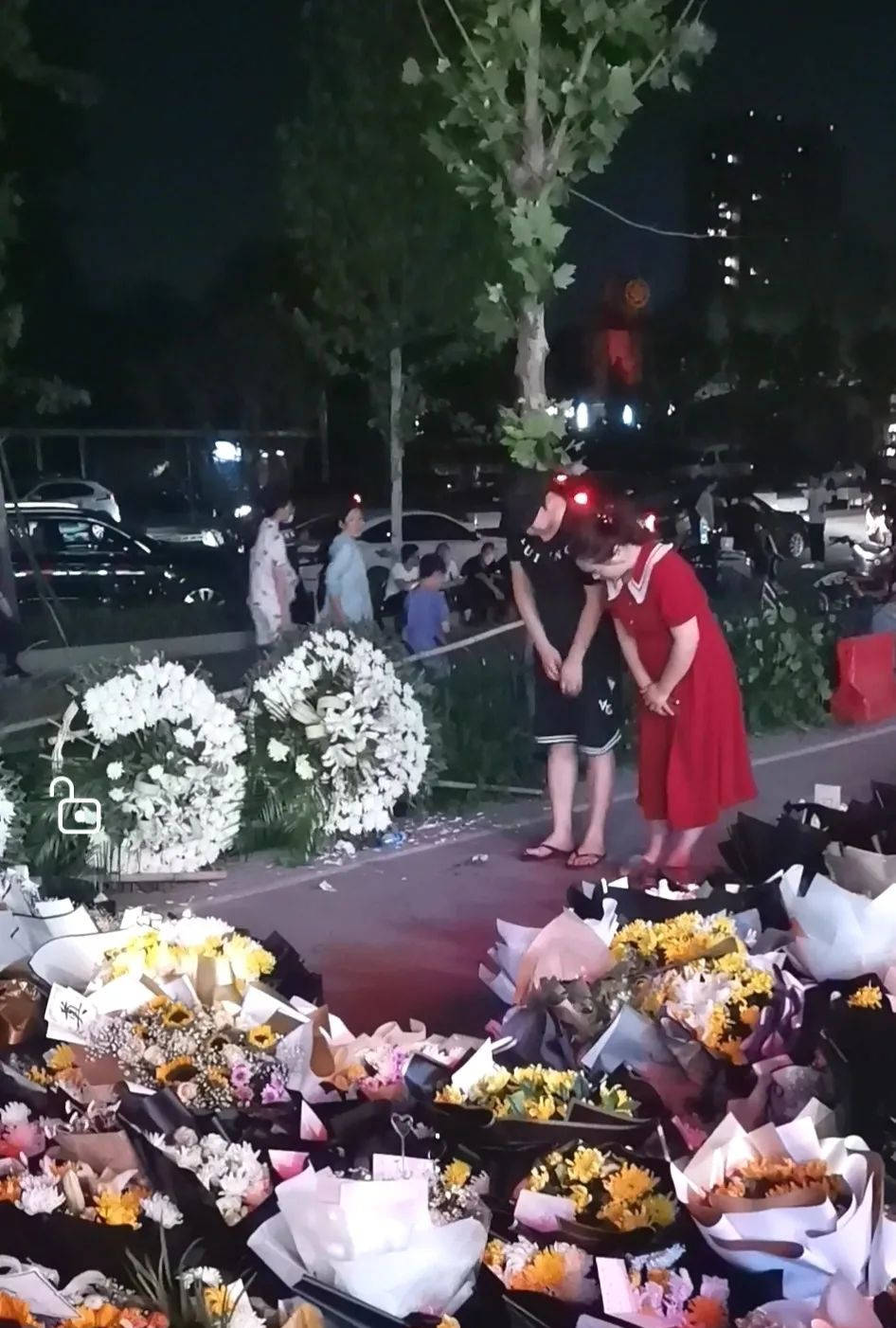 原创郑州地铁67遇难者头七地铁站门口几乎铺成一条鲜花之路