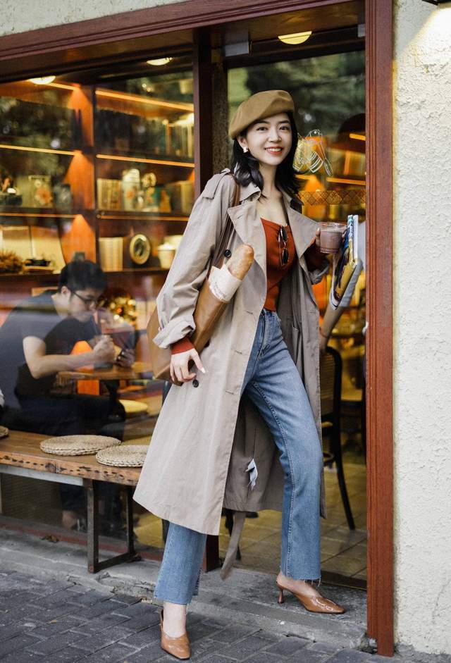 周立波|周立波夫妇俩眼光不错，穿情侣款印花风衣逛街，戴墨镜太有明星范