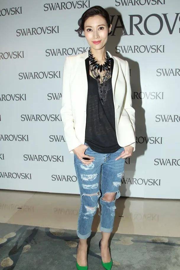 李嘉欣|李嘉欣的时尚真难懂,穿西装混搭破洞裤,还好贵妇气质撑得住