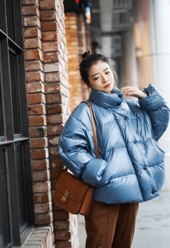 藏蓝色|奔五女人羽绒服别总选黑白灰，显老！多穿这四种颜色，时髦显气质