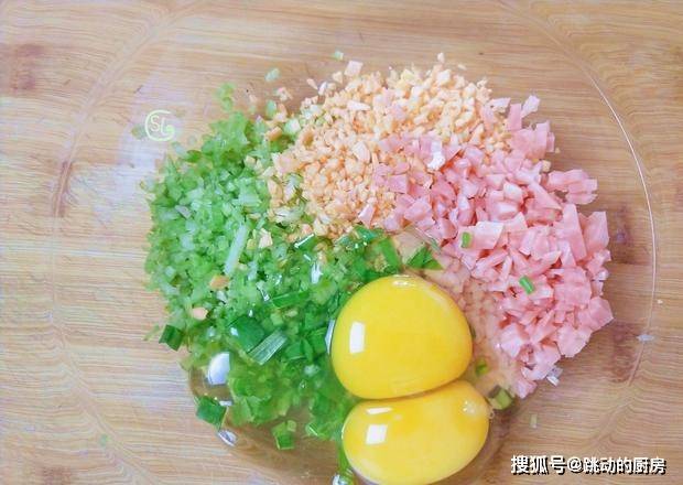 蔬菜|芹菜不要炒着吃了,加两个鸡蛋,用筷子搅一搅,出锅别提多香了