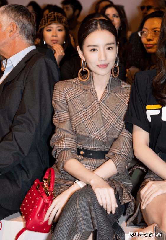 黑色|“董洁”这高级感真让人服气，穿格纹西装，在国外气质都升华了