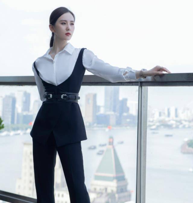 长发|刘诗诗简直是白衬衫女神，简单搭配就很美，网友：美貌颜值大暴击