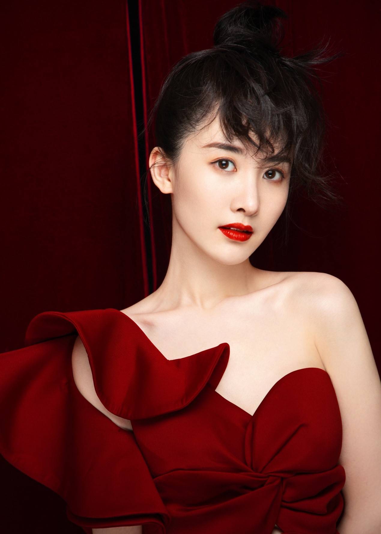 牛洋洋红裙写真大放送复古知性端庄优雅