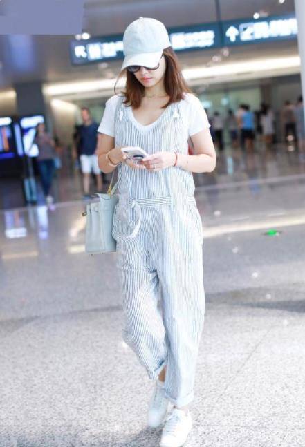 条纹|林心如真的不会老吗，容貌气质没变化，穿起背带裤还是那样青春