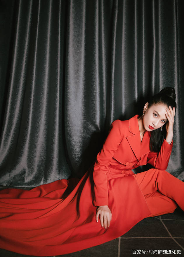 一身|36岁黄圣依真会穿,用一身红独占C位!身挂披风,身材比例太惊艳