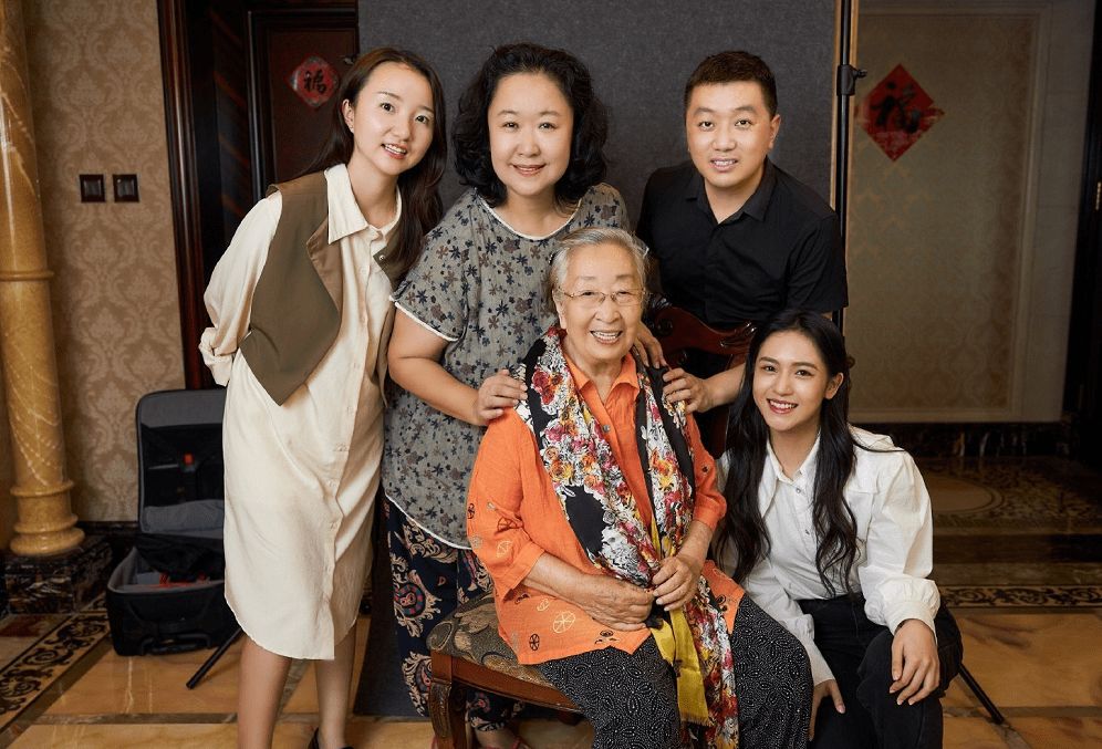 形象|老戏骨彭玉都87岁了，可是穿橘色衬衫配印花丝巾，精气神仍然很足