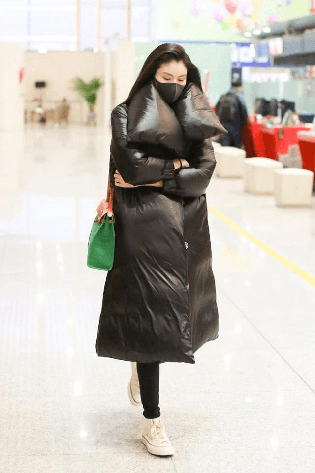 披肩|奚梦瑶携老公走机场,穿羽绒服配披肩变小女人,两人牵手对视好甜