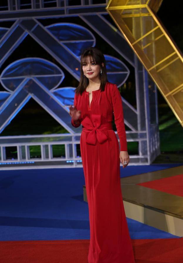 颜色|赵薇气质出挑，穿“睡裙”也能轻松遮肉，撑得住大众的眼光