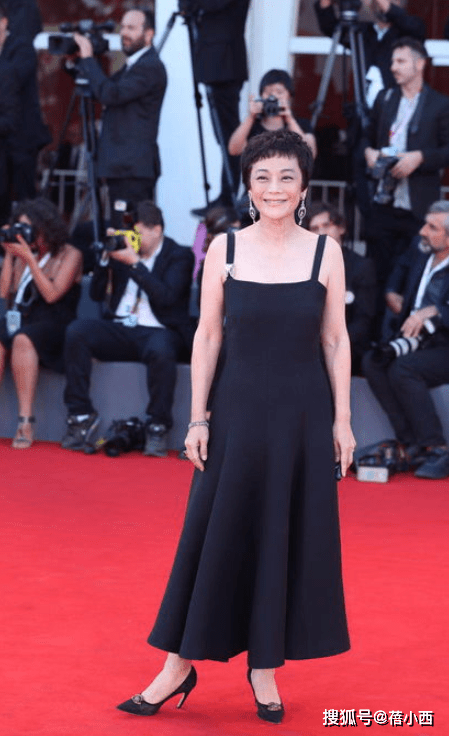 身材|张艾嘉的穿搭才叫“极简”,黑色连体裤配珍珠项链,越老越优雅