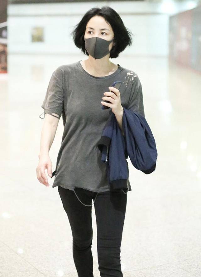 一身|王菲穿衣真”随便“。一身休闲装又宽又松，气质不好真驾驭不了