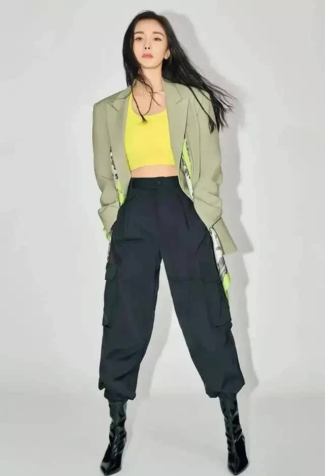 整体|颜丹晨自信秀身材，西装裁掉一截露出小蛮腰，43岁没有一丝赘肉