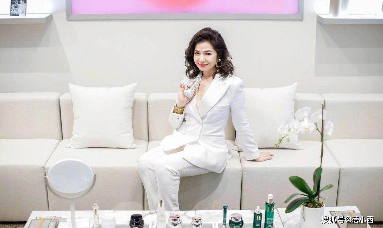 颜色|年过半百的钟楚红，穿西装配深V蕾丝裙秀身材，呈现出高级美感