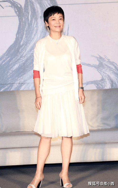 身材|张艾嘉的穿搭才叫“极简”,黑色连体裤配珍珠项链,越老越优雅