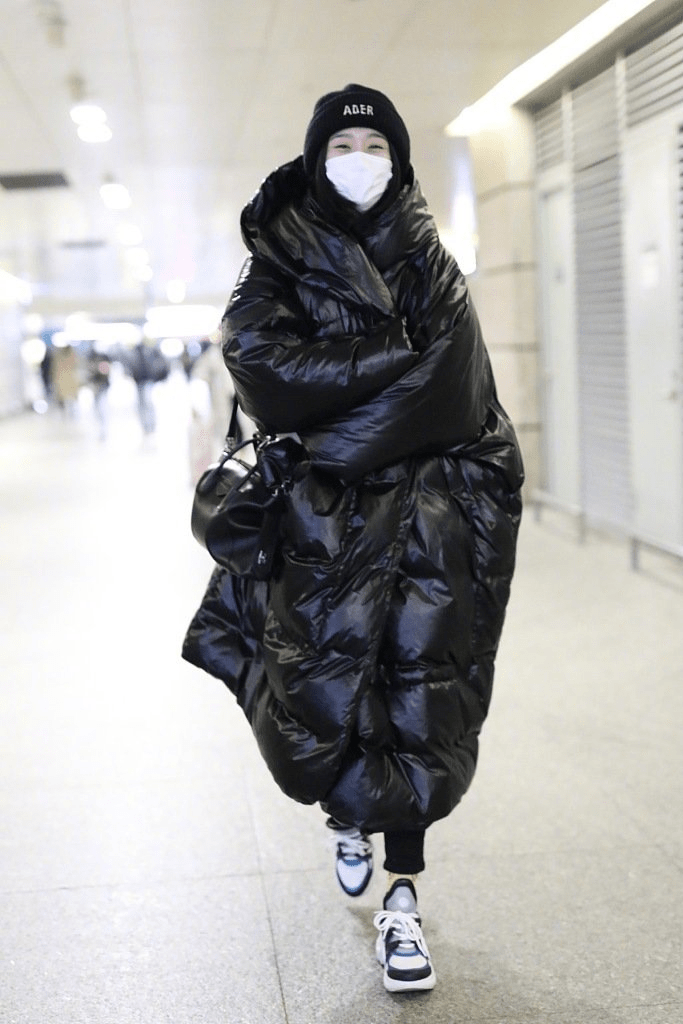 全靠|奚梦瑶是有多怕冷，裹上万元“羽绒被”好臃肿，全靠超模气质在撑