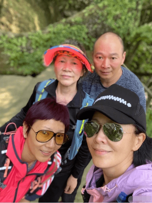 发型|刘嘉玲弟媳真是时髦，发色都快集齐“一道彩虹”，和老公像两代人