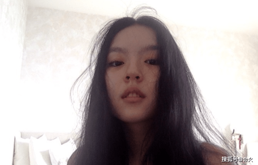 手帕|李咏19岁女儿晒素颜照！穿吊带腹部纹身突出，一个钻石手表12万