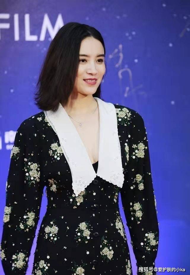 设计|宋佳的“椰奶肌”细腻显嫩,穿一身黑做陪衬,白到叫人心动又羡慕