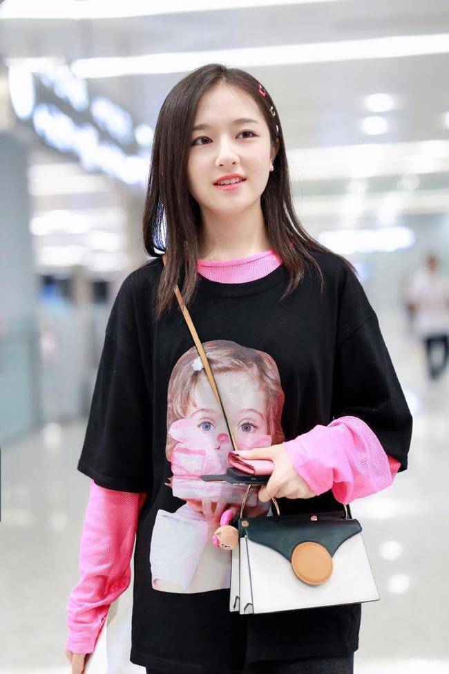 李岚迪|李兰迪卫衣与长袖叠穿很清秀，甜美可爱又不失气质！