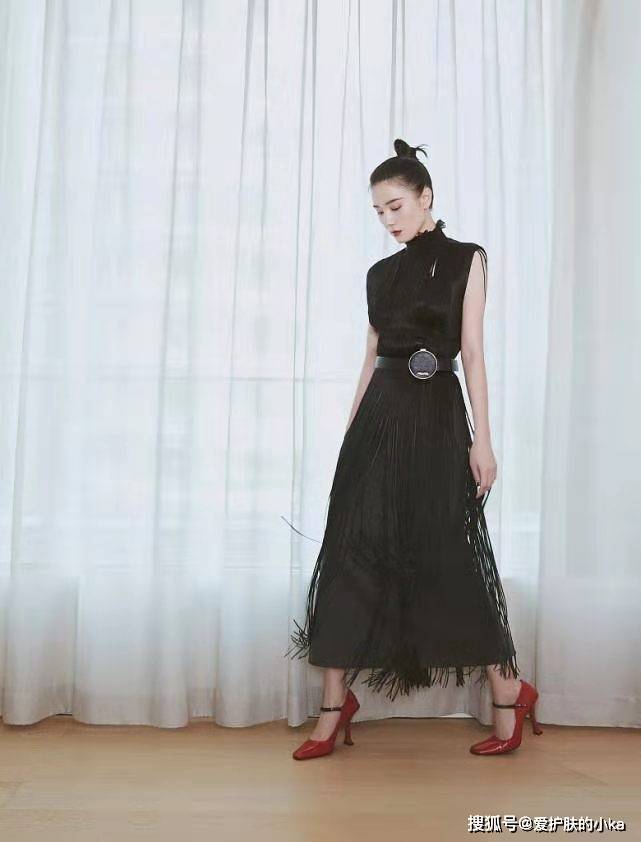 设计|宋佳的“椰奶肌”细腻显嫩,穿一身黑做陪衬,白到叫人心动又羡慕