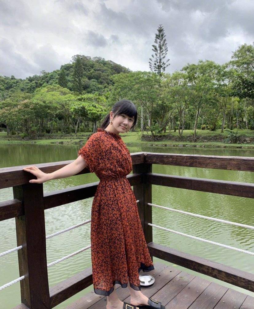 下半身|被福原爱的穿搭圈粉了，拼接裙、碎花裙，高贵有气质