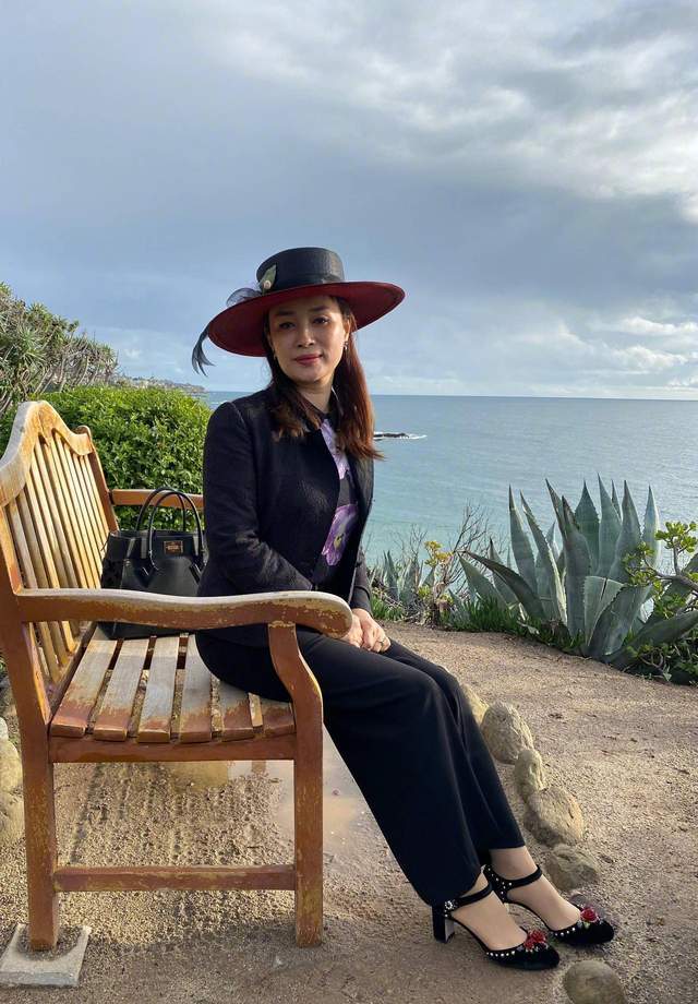 周立波|周立波老婆眼光独到，暗纹外套突出时尚身材，戴英伦礼帽像个贵妇