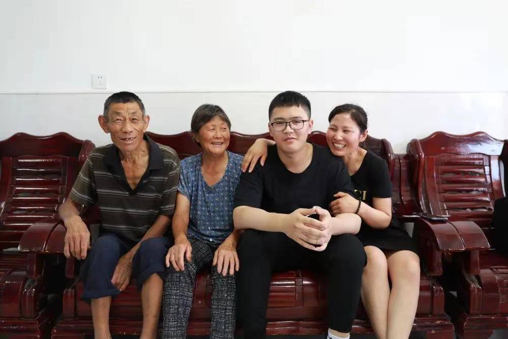 截肢少年684分考上清华:校训助我度过无助时刻