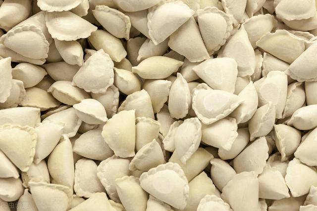 超市的速冻水饺,一斤才8元,为什么如此便宜?超市员工说出原因_饺子