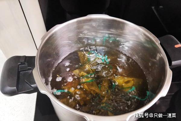 15粽子全部包好以後用高壓鍋燒多半鍋開水,水要放多些沒過粽子才好,水