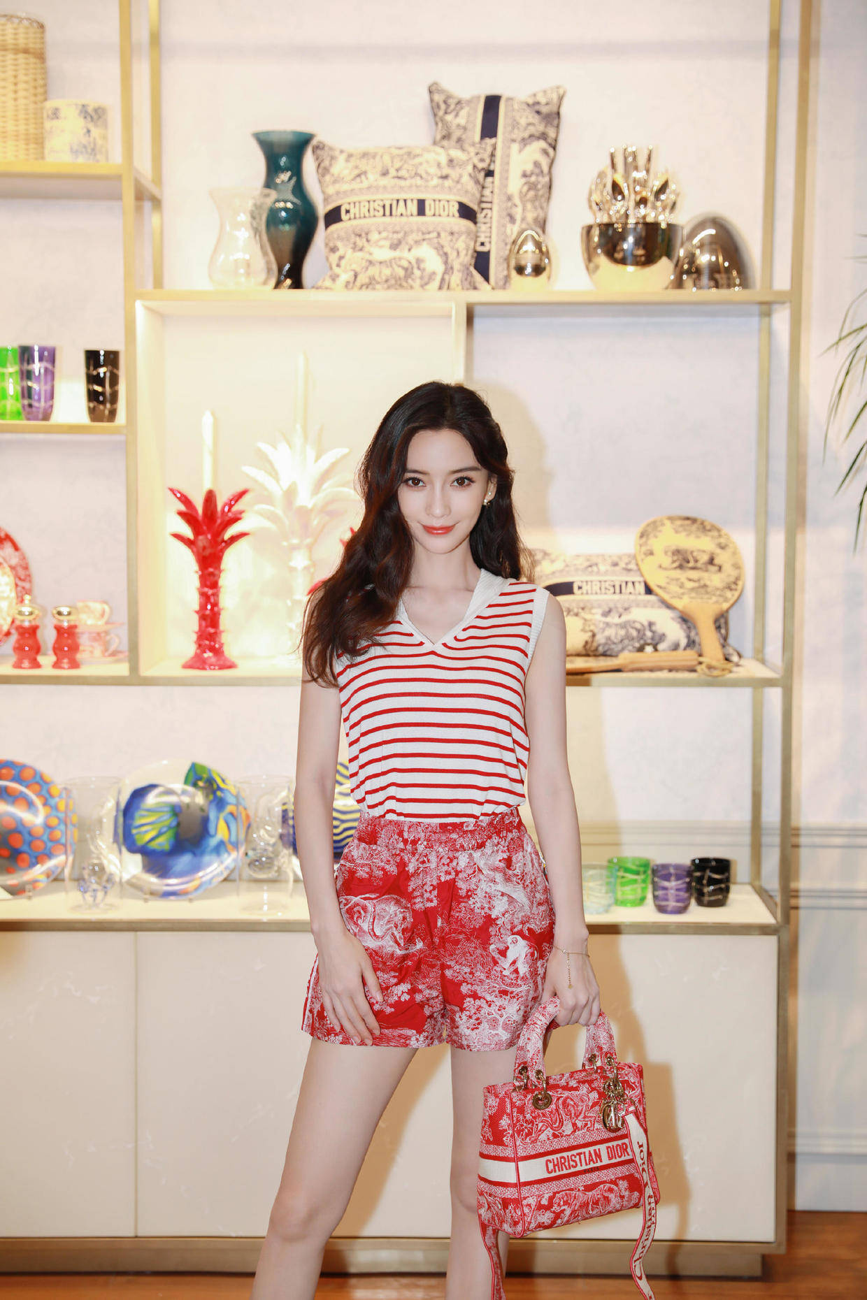 晚礼服|Angelababy夫妇甜蜜同框，她穿白色抹胸鱼尾裙秀曼妙身材，太惹眼