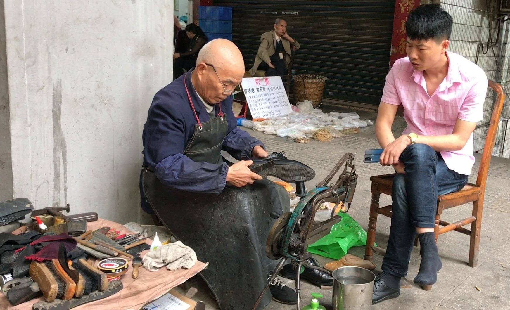 给顾客擦皮鞋图片