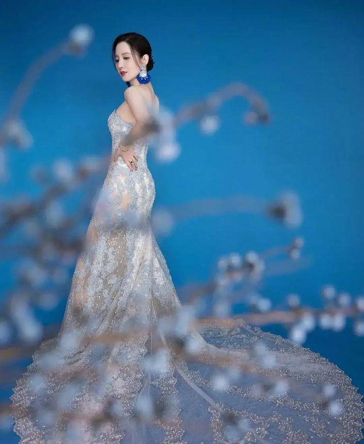 蝴蝶|39岁张萌放大招,穿蝴蝶仙女裙现身,根本看不出年纪