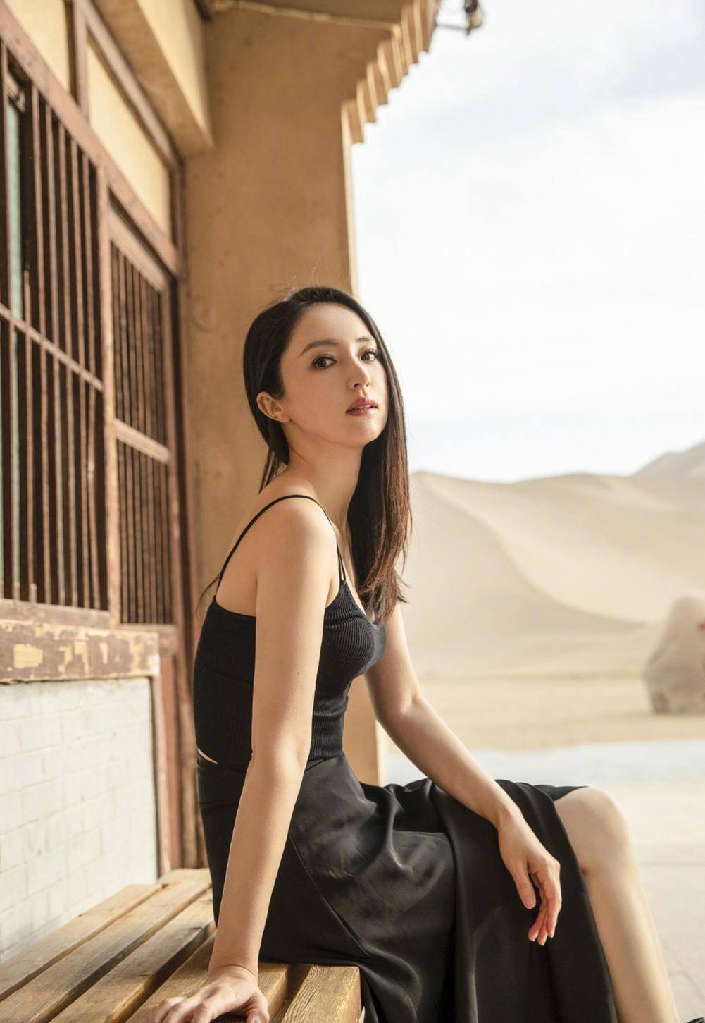 一身|被董璇的“女团身材”惊艳到，这腰细到单手可握，真看不出有41岁