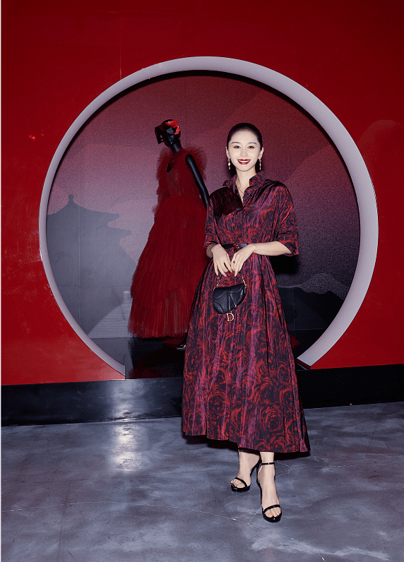 颜色|看不出王子文已经当妈了，虽然裙子颜色显老，但看身材还有少女样