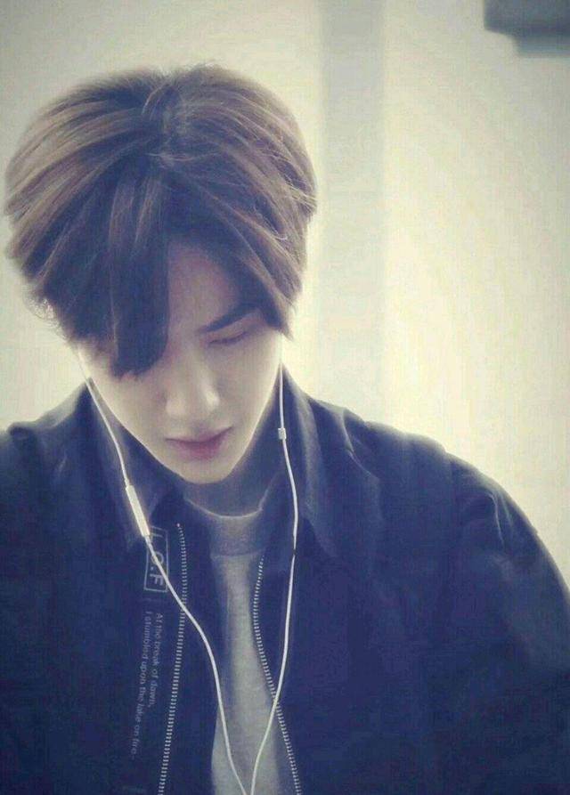 出圈|王一博私服又出圈,粉丝疑问:为什么每次都能把自己穿成五五分??