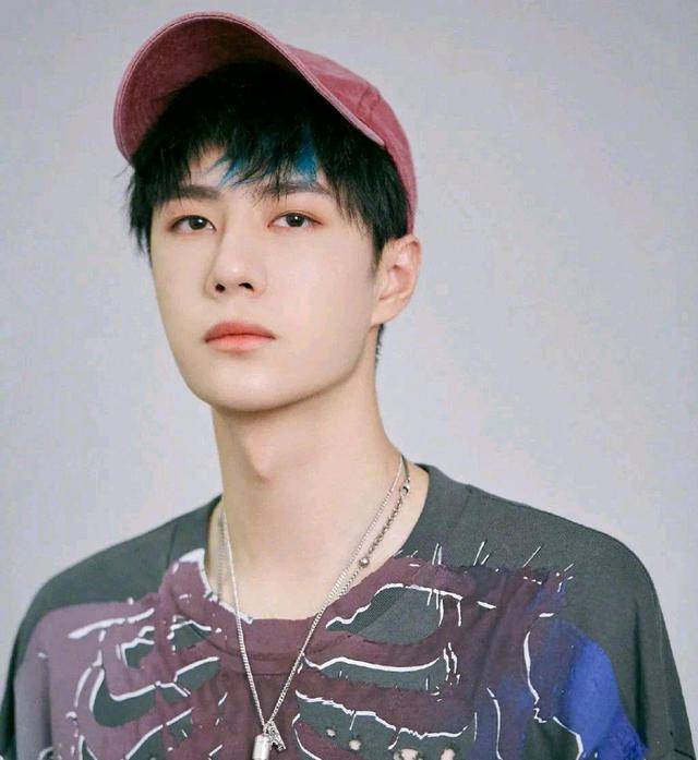 出圈|王一博私服又出圈,粉丝疑问:为什么每次都能把自己穿成五五分??