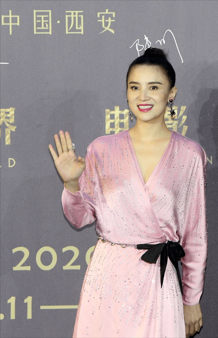 宋佳才|40岁的宋佳才是“阿姨圈”顶流，穿一袭粉色连衣裙魅力十足，真美