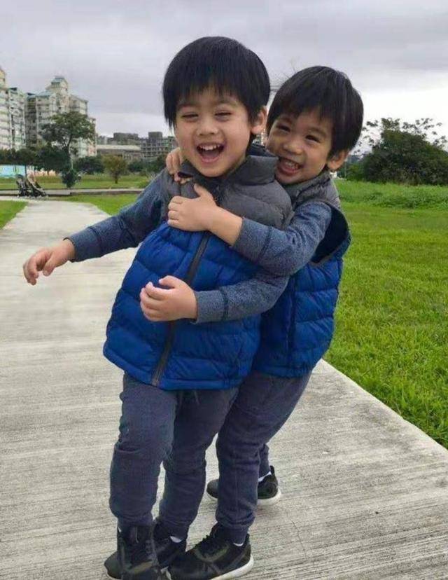 小孩子|林志颖双胞胎儿子罕见亮相，穿搭很潮流，一个像爸爸一个像妈妈