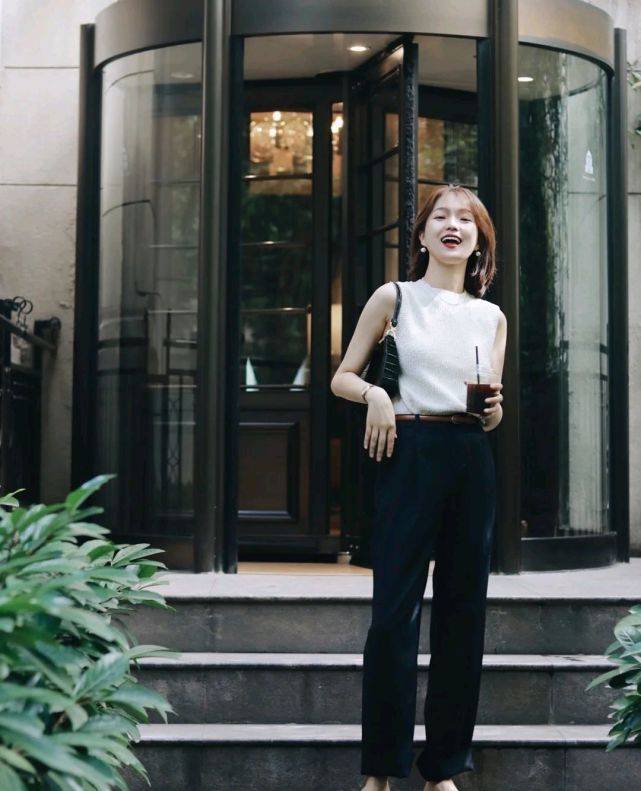 关键|会穿衣搭配很关键，不知道怎么搭配的女生，可以选择极简穿搭风格