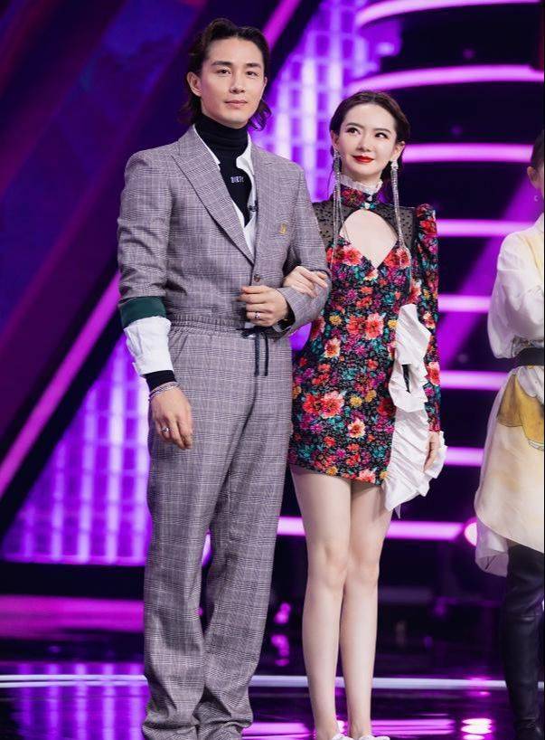 设计|戚薇的碎花裙穿搭很性感妥妥的少年感！