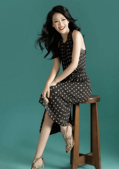 原创梁小冰虽然到了大婶的年纪,穿红裙娇媚又明艳,51岁仍有少女感