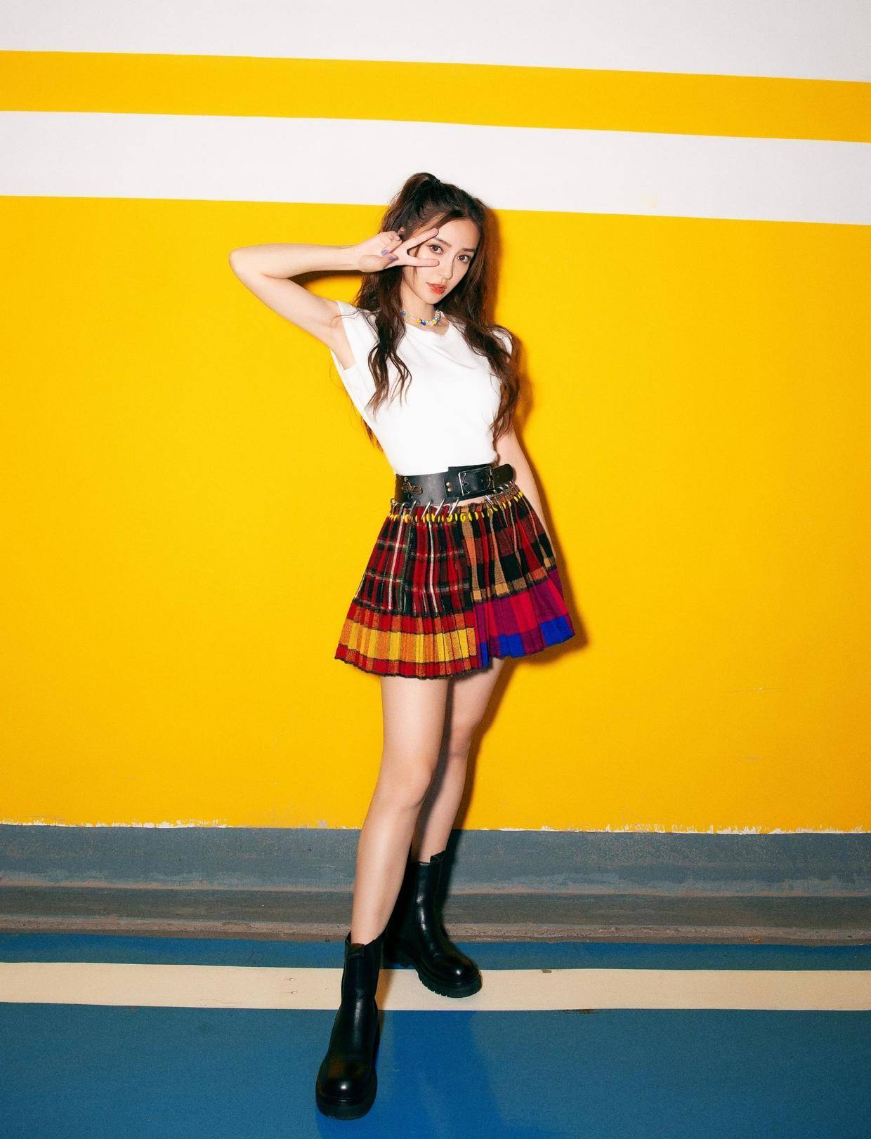 晚礼服|Angelababy夫妇甜蜜同框，她穿白色抹胸鱼尾裙秀曼妙身材，太惹眼
