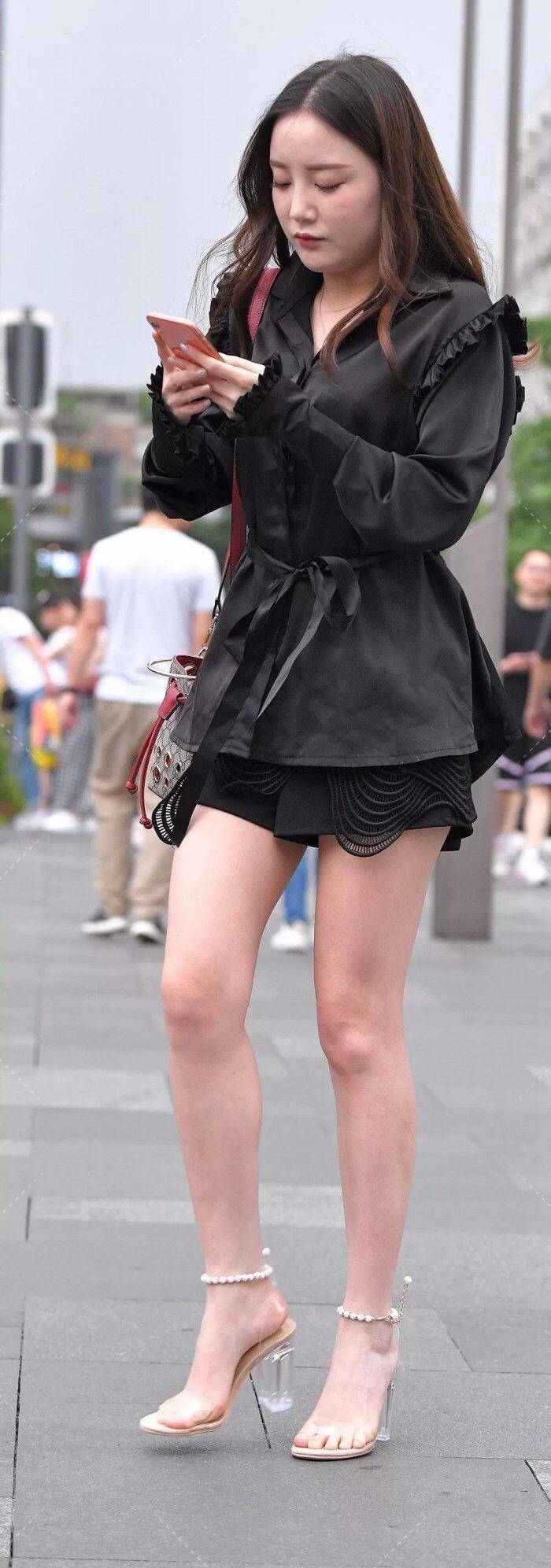 仙女|黑色衬衣搭配搭透明凉鞋，优雅大气，彰显时尚名媛仙女气质