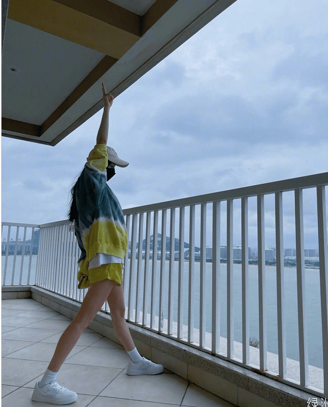 小白|杨幂这个腿子真的是无敌了!穿扎染卫衣搭鸿星尔克小白鞋也好看